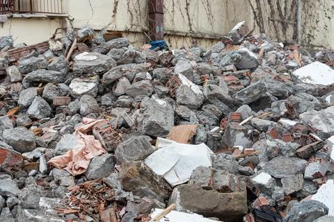 Close-up construction debris after a destroyed old house Foto stock