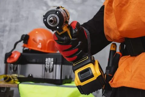 Close-up of a construction worker holding a cordless drill. Foto stock