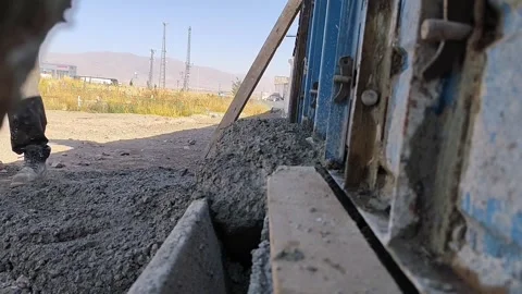 Close-up of a construction worker using a shovel to level and distribute wet Vídeo Stock 333240795