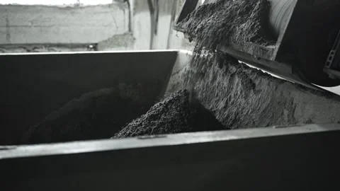 Close up of conveyor belt with crushed stone, shooting in slow motion. Vídeos de archivo 200869399