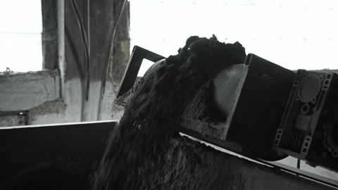 Close up of conveyor belt with crushed stone, shooting in slow motion. Vídeos de archivo 200869423