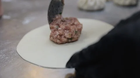 Close up of cook forming dumpling wrapper with putting minced meat on top, then Vídeos de archivo 128661073