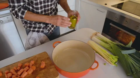 Close up of cook hands adding olive oil to iron pan 库存影片 131539238
