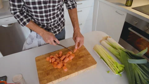 Close up of cook hands cutting fresh carrots 库存影片 131538885