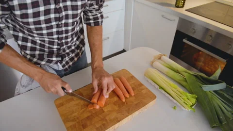 Close up of cook hands cutting fresh carrots 库存影片 131539186
