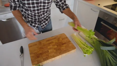 Close up of cook hands cutting fresh leek 库存影片 131539422