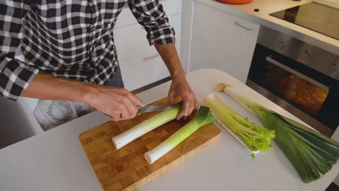 Close up of cook hands cutting fresh celery 库存影片 131539706