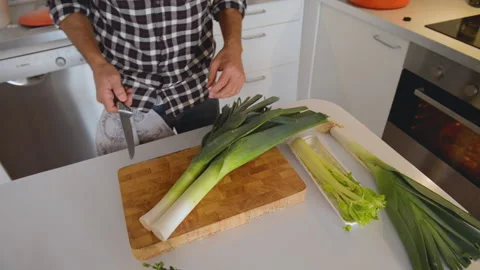 Close up of cook hands cutting fresh celery 库存影片 131539712