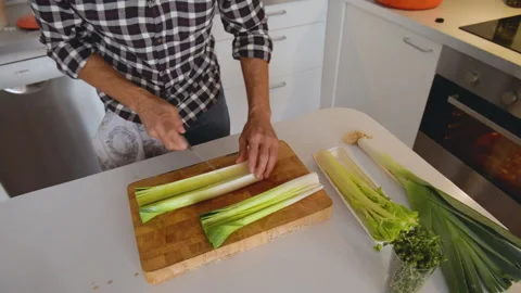 Close up of cook hands cutting fresh celery 库存影片 131539730