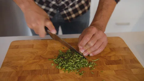 Close up of cook hands cutting fresh thyme leaves 库存影片 131540996