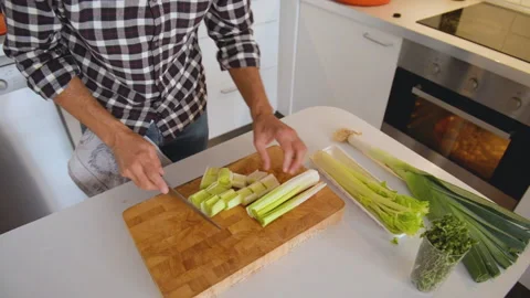 Close up of cook hands cutting fresh celery 库存影片 131541128