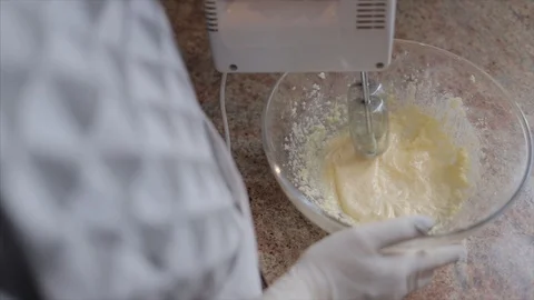 Close up cook hands of mixing cake batter in glass bowl Vídeo Stock 107199070