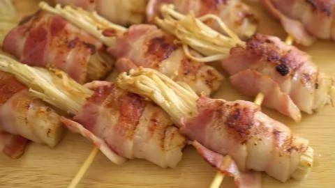 Close-up of cooked chicken pieces on a baking tray 스톡 사진