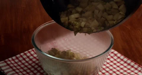 Close up of cooked shrimp being transferred from a frying pan into a transparent Vídeos de archivo 333325610