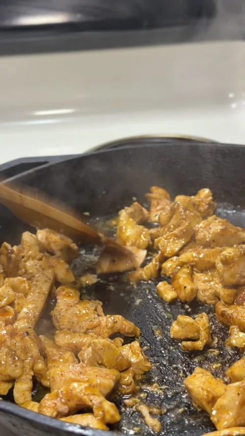 Close up cooking chicken until fully cooked in cast iron pan 库存影片 332804166