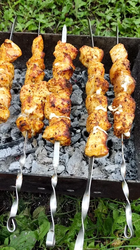 Close-up of cooking food on the barbecue. The process of grilling kebabs. Stockbeeldmateriaal 208936691