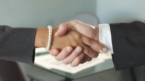 Close-up of a corporate handshake between a man and a woman Vídeo Stock 156265884