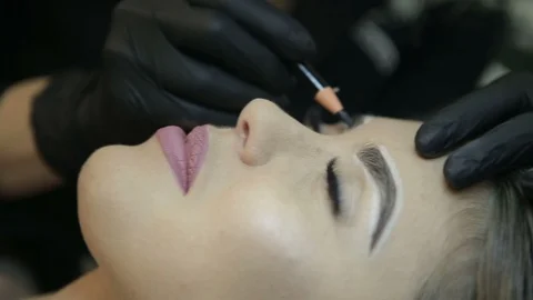 Close up of cosmetologist making microblading procedure. 스톡 동영상 87405880