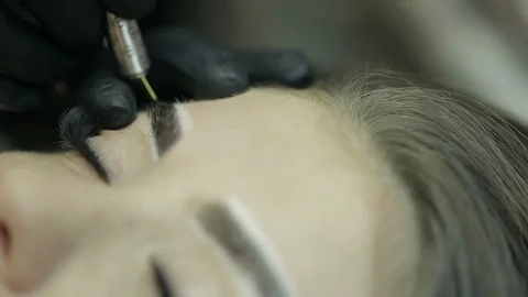 Close up of cosmetologist making microblading procedure. Vidéo 87406574