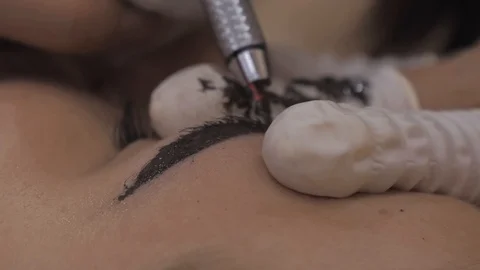 Close-up of cosmetologist making microblading procedure. 스톡 동영상 96388361