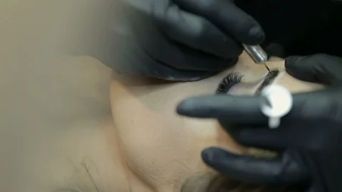 Close up of cosmetologist making permanent makeup.Microblading procedure. Vídeo Stock 87407098
