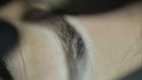 Close up of cosmetologist making permanent makeup.Microblading procedure. 库存影片 87407366