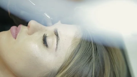 Close up of cosmetologist making permanent makeup.Microblading procedure. 스톡 동영상 87408023