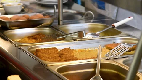 Close-up of a counter in a public dining room with stainless steel trays an.. Vídeo Stock 339765050