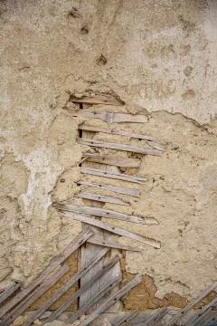 Close up of cracked adobe wall texture, clay wall from a mud house. Stock-Fotos
