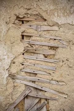 Close up of cracked adobe wall texture, clay wall from a mud house. Stock-Fotos