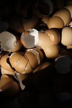 Close-up of cracked eggshell. Fotos de archivo