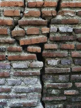 Close Up of Cracked Old Brick Wall Texture and Structural Damage 스톡 사진