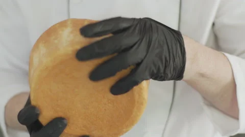 Close-up of craft cheese in the hands of a cheesemaker. Quality control of Vidéo 175354814