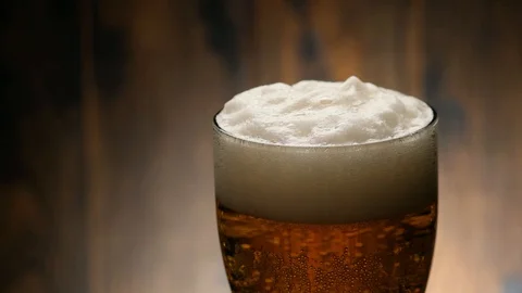 Close-up craft light ale pouring in glass with foam Vídeos de archivo 127646514