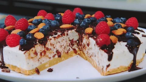 Close-up of creamy stracciatella dessert with berries and chocolate sauce 库存影片 342844785