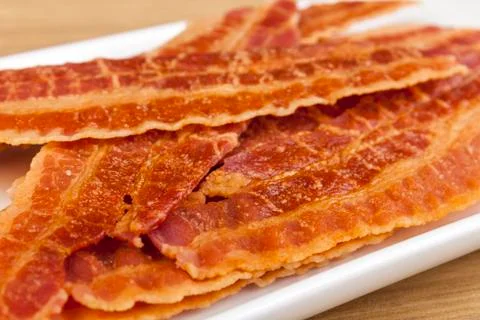 Close up of crispy bacon rashers on a platter Foto stock