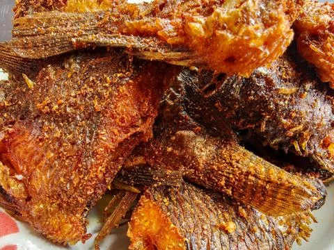 Close up of crispy deep fried fish with traditional Indonesian spices Stockfoto's