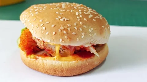 Close up of crispy fried chicken burger with melted cheese. Vídeo Stock 338009561