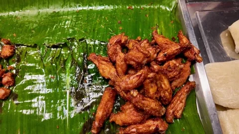 Close Up of Crispy Fried Chicken Wings on Banana Leaf Vidéo 343763764
