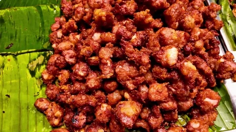 Close Up of Crispy Fried Pork Pieces on Banana Leaf Vídeos de archivo 343763766