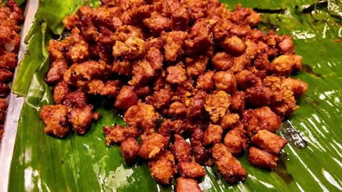 Close Up of Crispy Fried Pork Pieces on Banana Leaf Vídeos de archivo 343763803