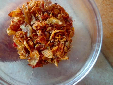Close-up of crispy fried shallots with jar container Stock Photos