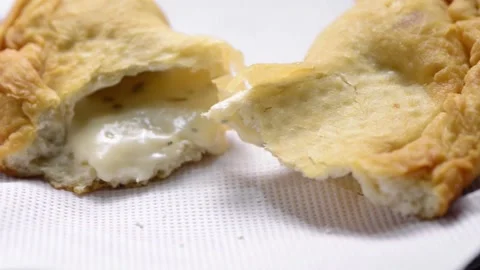 Close-up of a crispy, golden panzerotto being carefully sliced, revealing h.. Stock-Footage 291367848
