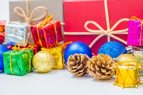 Close up of Cristmas present box with some colorful papper and toys Foto stock