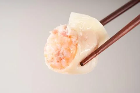 A close-up of the cross-section of a dumpling filled with fresh shrimp and pork. Stock-Fotos