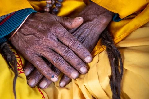 Close up of the crossed wrinkle hands of an elder grandmother nepalese woman. Foto stock