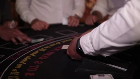 Close-up of a croupier hands dealing cards to players and revealing cards Vidéo 256061595