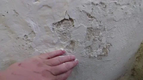Close-up of crumbling plaster and peeling paint on a damp wall Vídeo Stock 333643514