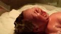 close up crying newborn getting bath Vídeos en HD
