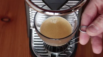 Close-up on the cup of coffee and the hand that takes it Video stock 85535358